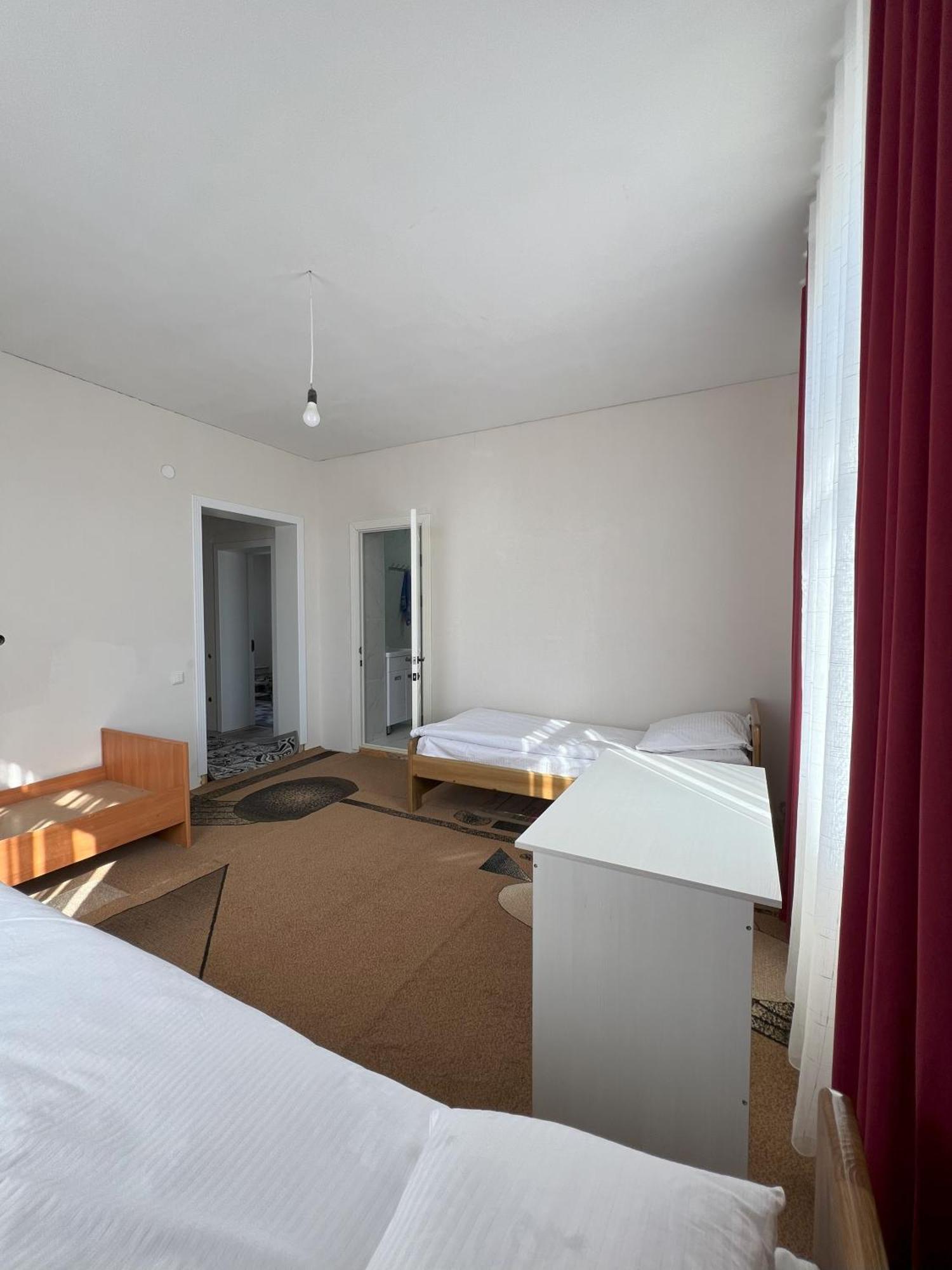 Emir Guest House In Каракол Екстериор снимка